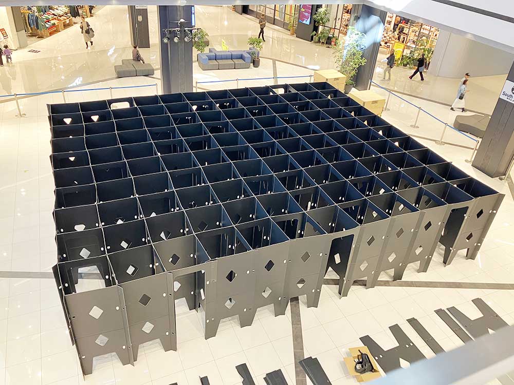 観光ホテルや商店街イベントで映えるダンボール迷路ブラック