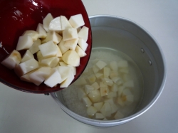 いももち洗米と里芋を飯ごうへ入れる